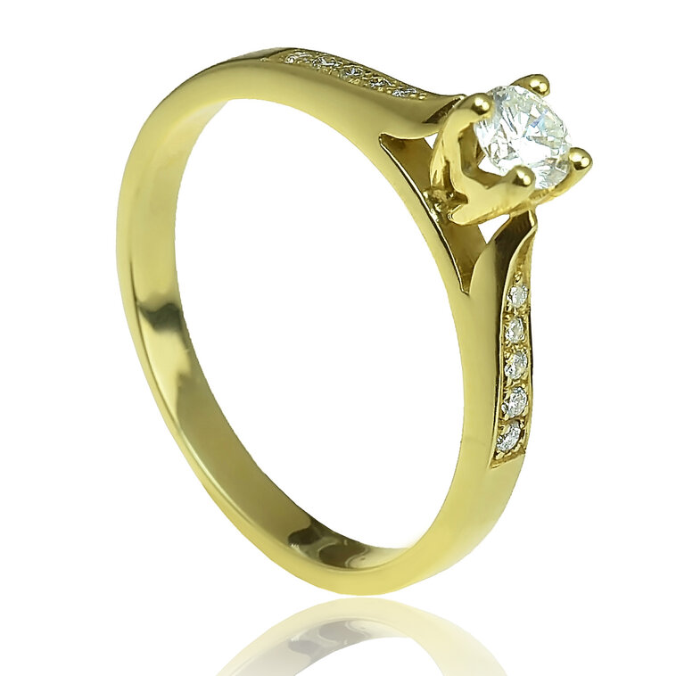 Zlatý prsteň s diamantom
