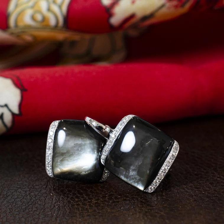 Diamantové náušnice Moraglione 1922 s prírodnou perleťou Diamantové náušnice Moraglione 1922 s prírodnou perleťou