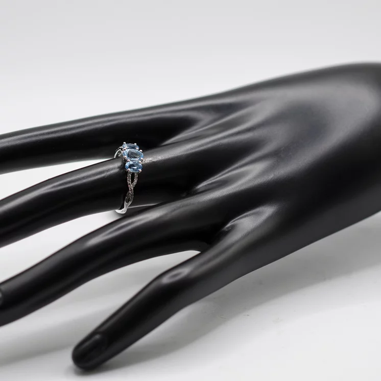 Diamantový prsteň so skyblue topásom Diamantový prsteň so skyblue topásom