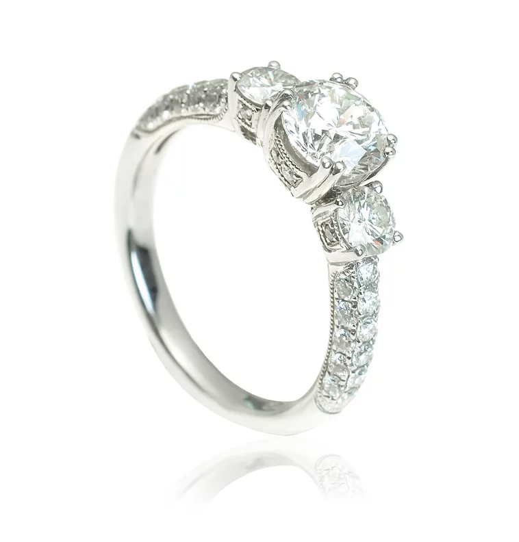 Luxusný zlatý prsteň s diamantmi Luxusný zlatý prsteň s diamantmi
