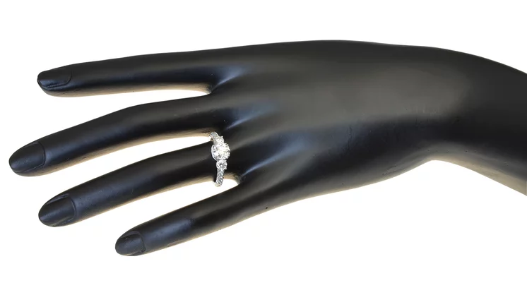 Luxusný zlatý prsteň s diamantmi Luxusný zlatý prsteň s diamantmi