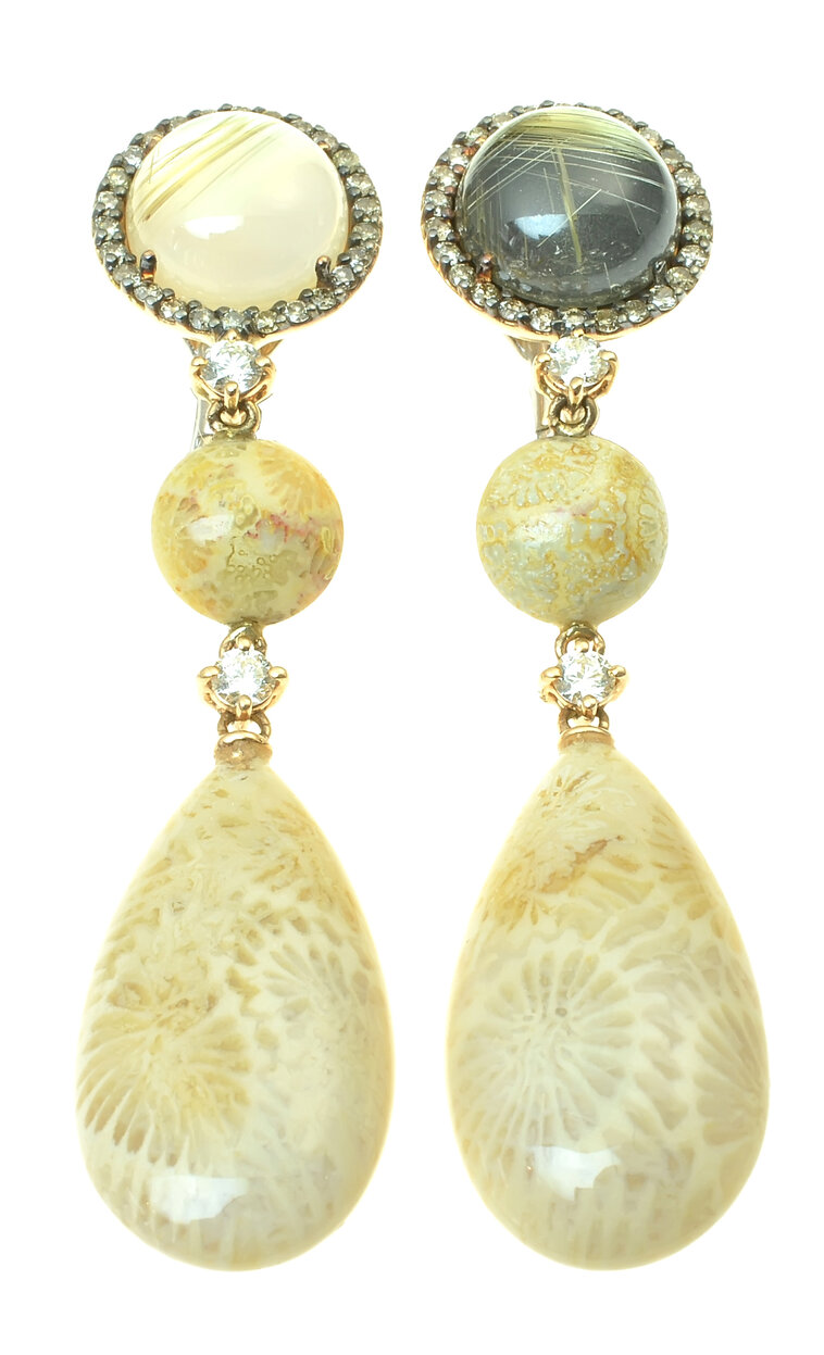 Zlaté náušnice Moraglione 1922 s fosílnym koralom, rutile quartzom, perleťou a diamantmi
