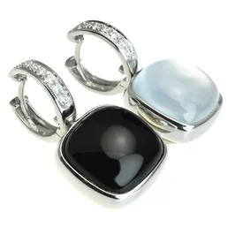 Zlaté náušnice Moraglione 1922 s ónyxom, white quartzom, perleťou a diamantmi Zlaté náušnice Moraglione 1922 s ónyxom, white quartzom, perleťou a diamantmi