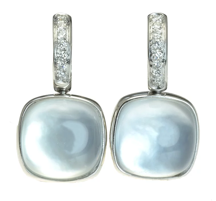 Zlaté náušnice Moraglione 1922 s ónyxom, white quartzom, perleťou a diamantmi Zlaté náušnice Moraglione 1922 s ónyxom, white quartzom, perleťou a diamantmi