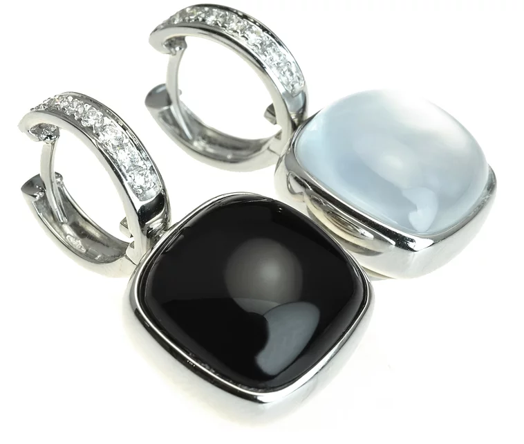 Zlaté náušnice Moraglione 1922 s ónyxom, white quartzom, perleťou a diamantmi Zlaté náušnice Moraglione 1922 s ónyxom, white quartzom, perleťou a diamantmi