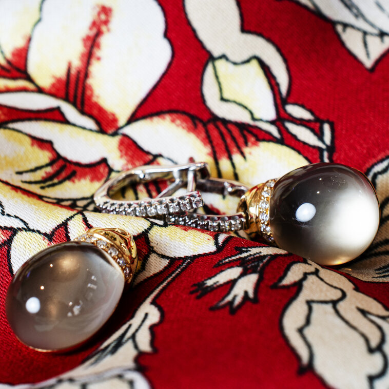 Zlaté náušnice Moraglione 1922 so záhnedou, perleťou a diamantmi