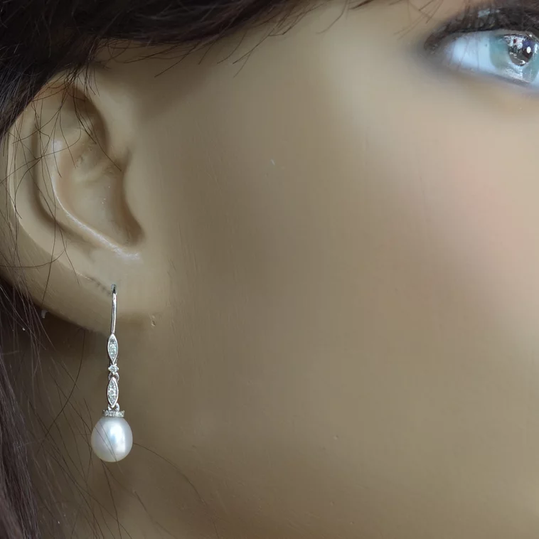 Zlaté visiace náušnice so sladkovodnou perlou a diamantmi Ciri Zlaté visiace náušnice so sladkovodnou perlou a diamantmi Ciri
