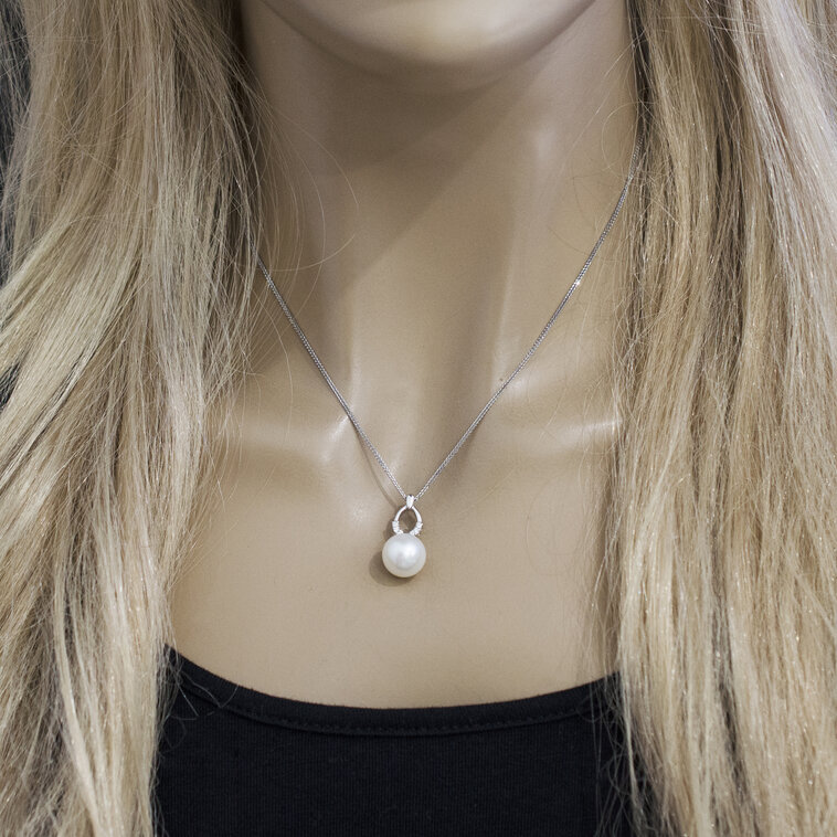 Zlatý náhrdelník so sladkovodnou perlou a diamantmi