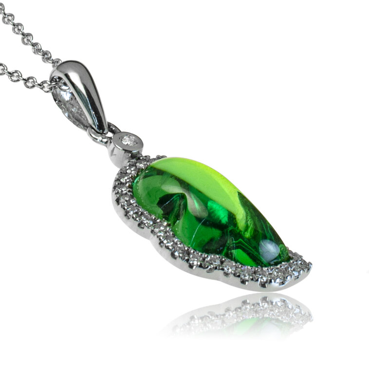 Zlatý náhrdelník so zeleným kremeňom a diamantmi
