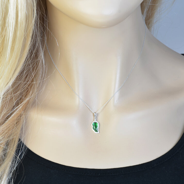Zlatý náhrdelník so zeleným kremeňom a diamantmi