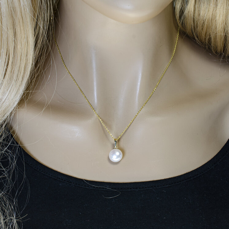 Zlatý prívesok s button perlou
