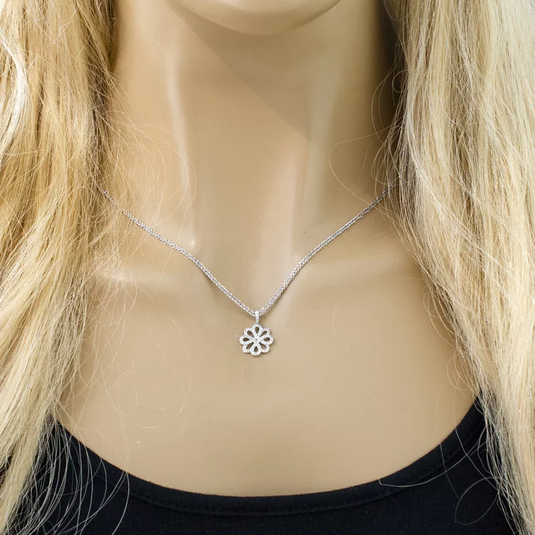 Zlatý prívesok s diamantmi kvietok Zlatý prívesok s diamantmi kvietok