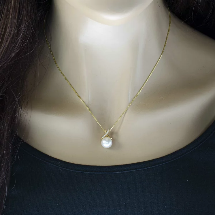 Zlatý prívesok s perlou a diamantmi Zlatý prívesok s perlou a diamantmi