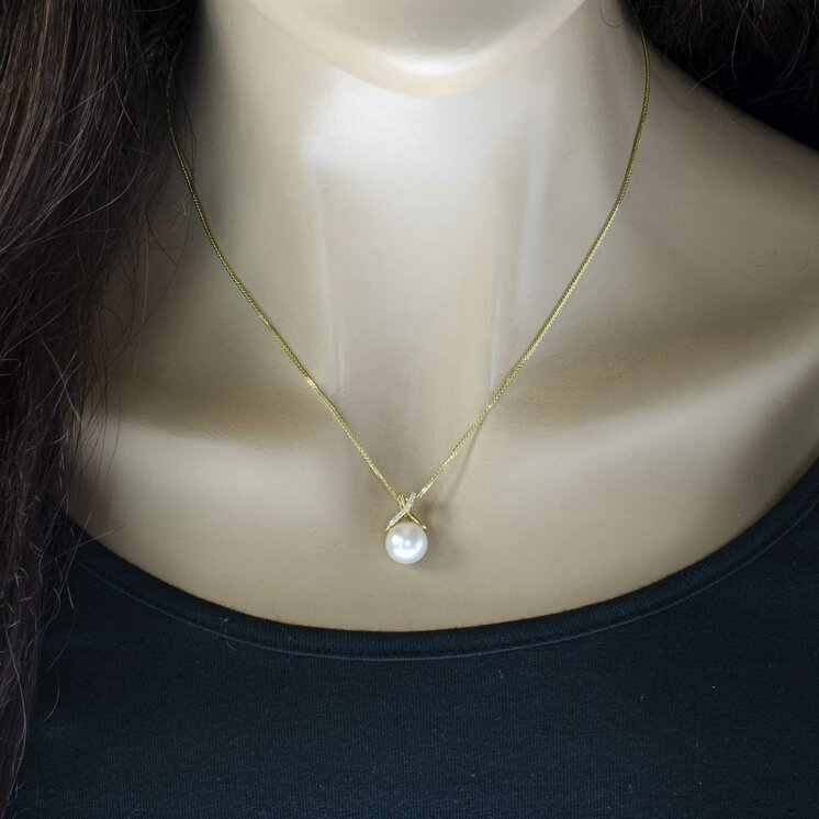 Zlatý prívesok s perlou a diamantmi