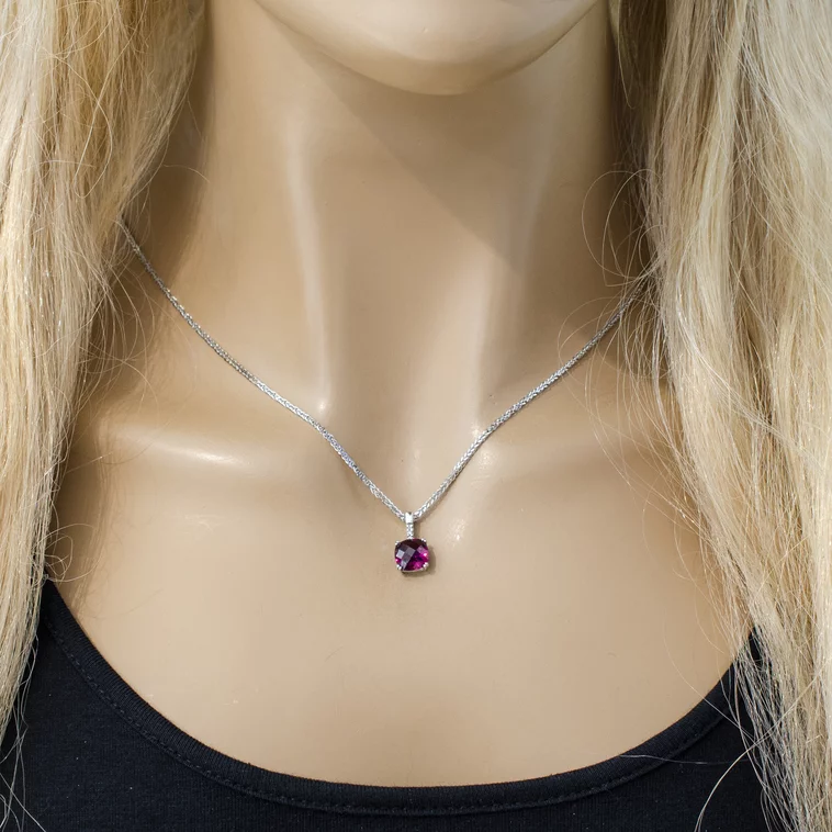 Zlatý prívesok s rhodolitom a diamantmi Zlatý prívesok s rhodolitom a diamantmi