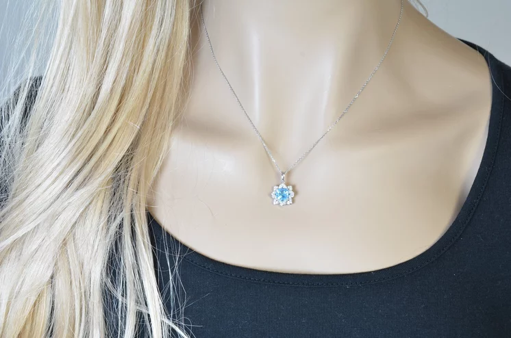 Zlatý prívesok s topásom a diamantmi Sky flower Zlatý prívesok s topásom a diamantmi Sky flower