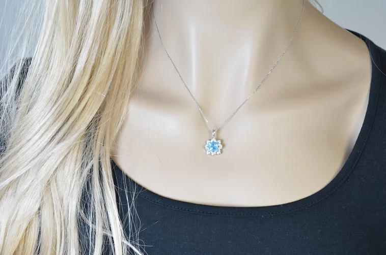 Zlatý prívesok s topásom a diamantmi Sky flower Zlatý prívesok s topásom a diamantmi Sky flower