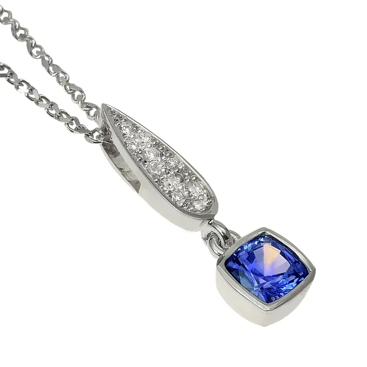 Zlatý prívesok so zafírom a diamantmi Zlatý prívesok so zafírom a diamantmi