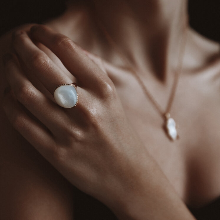 Zlatý prsteň Moraglione 1922 s prírodnou perleťou a diamantmi