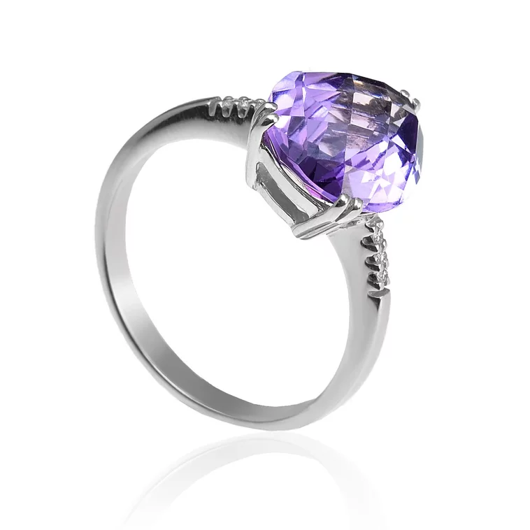 Zlatý prsteň s ametystom a diamantmi Zlatý prsteň s ametystom a diamantmi