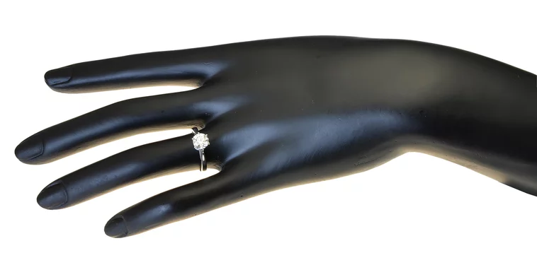 Zlatý prsteň s diamantom Zlatý prsteň s diamantom