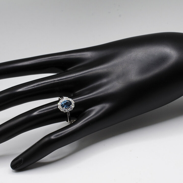 Zlatý prsteň s london blue topásom a diamantmi