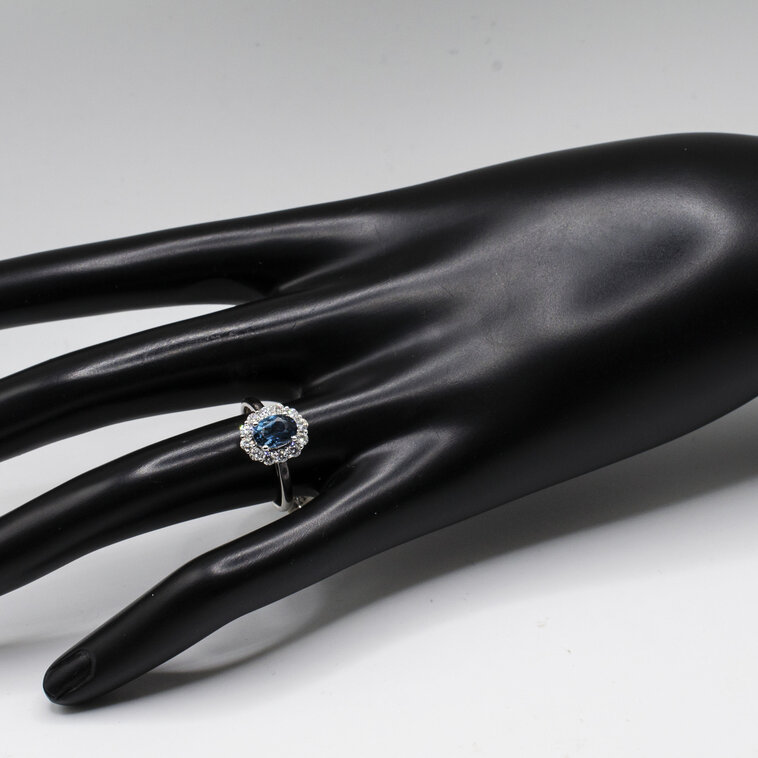 Zlatý prsteň s london blue topásom a diamantmi