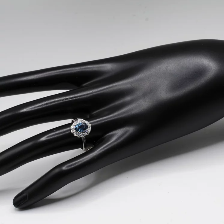 Zlatý prsteň s london blue topásom a diamantmi
