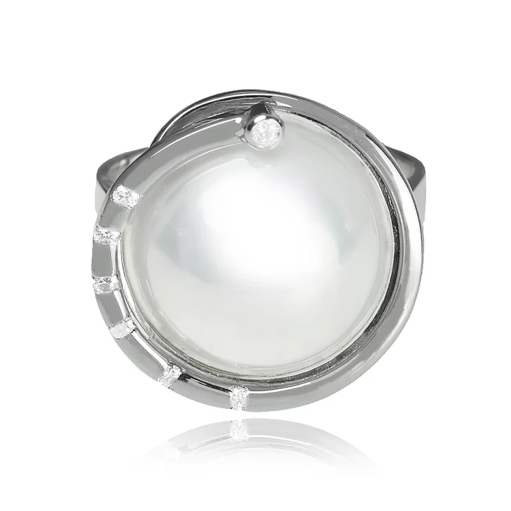 Zlatý prsteň s morskou mabe perlou a diamantmi Zlatý prsteň s morskou mabe perlou a diamantmi