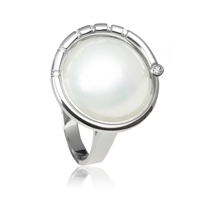 Zlatý prsteň s morskou mabe perlou a diamantmi Zlatý prsteň s morskou mabe perlou a diamantmi