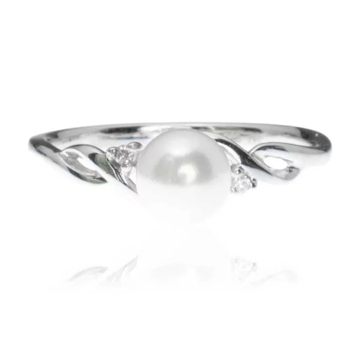 Zlatý prsteň s perlou a diamantmi Zlatý prsteň s perlou a diamantmi