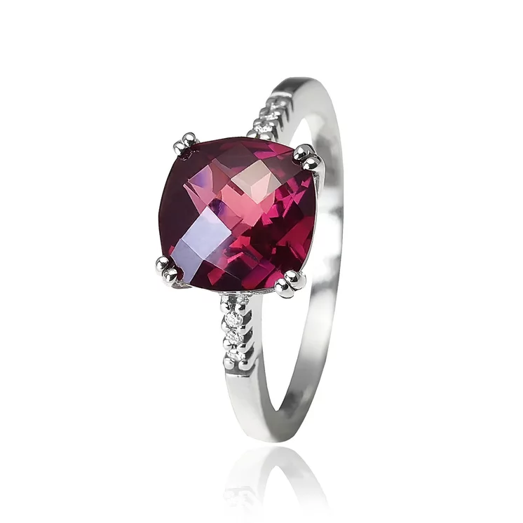 Zlatý prsteň s Rhodolitom a diamantmi Zlatý prsteň s Rhodolitom a diamantmi