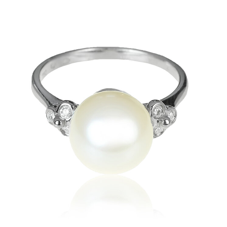 Zlatý prsteň so sladkovodnou perlou a diamantmi