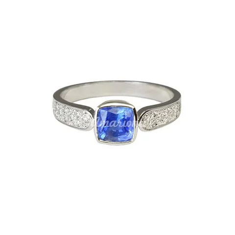 Zlatý prsteň so zafírom a diamantmi