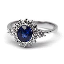 Zlatý prsteň so zafírom a diamantmi Zlatý prsteň so zafírom a diamantmi