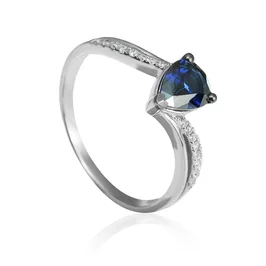 Zlatý prsteň so zafírom a diamantmi Zlatý prsteň so zafírom a diamantmi